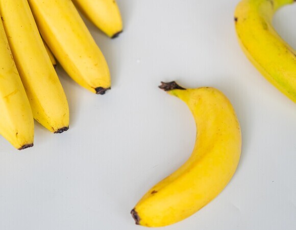 Врачи посоветовали съедать один банан после перекуса соленым: в чем смысл?
