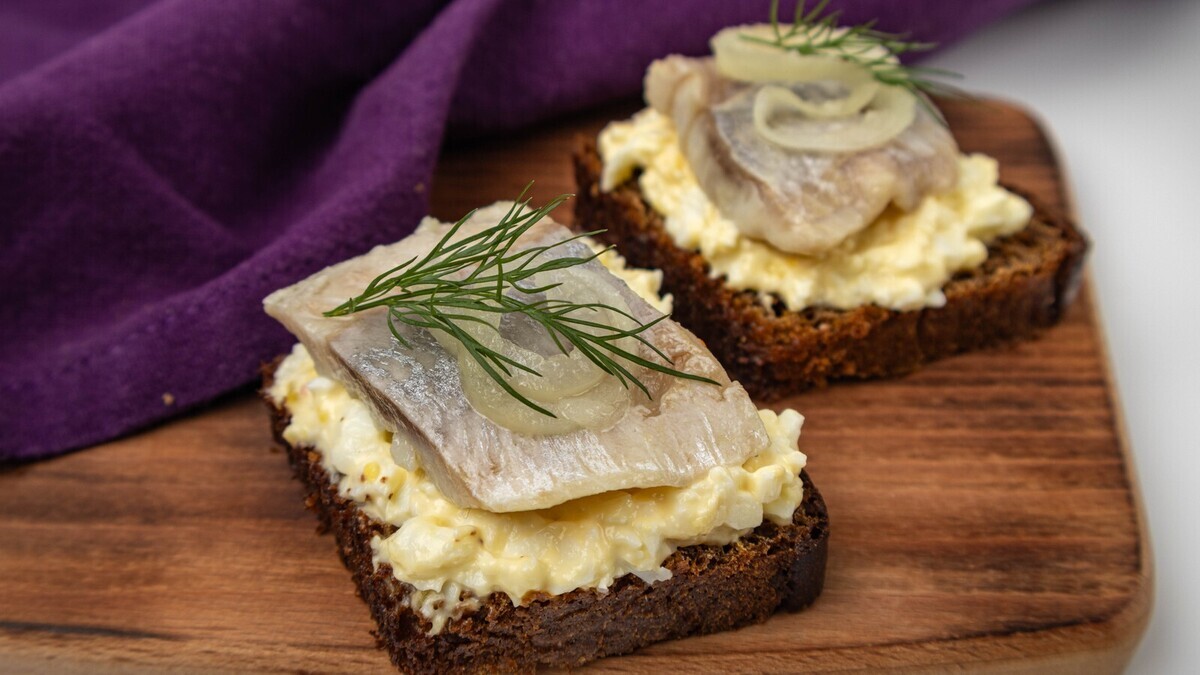 Закуска "Тартинки с сельдью" — до смешного простая и очень вкусная: черный хлеб, хрен да рыбка