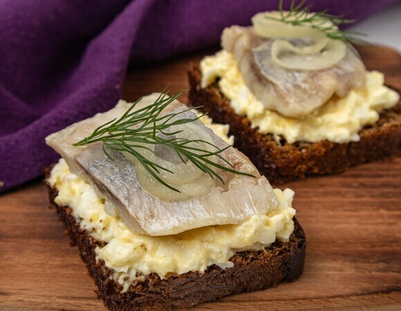 Закуска "Тартинки с сельдью" — до смешного простая и очень вкусная: черный хлеб, хрен да рыбка