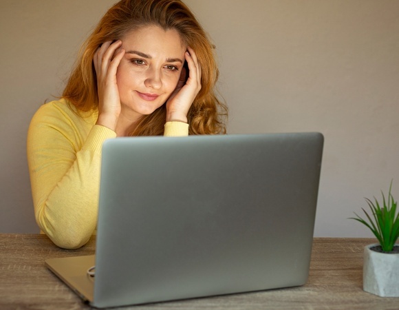 Эксперт моды Стопычева научила безупречно выглядеть на любых онлайн-встречах: "Детали творят чудеса"