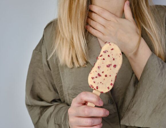 Что будет, если "закаливаться" мороженным в холода? Отоларинголог Ризаев раскрыл, в каких случаях — это большой риск