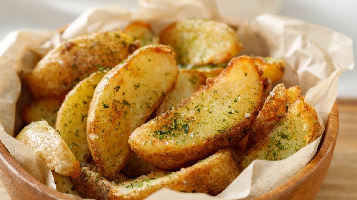 Сыпанула на картошку специй, полила маслом и закинула в духовку: готова закуска на компанию — не сравнится ни с каким фастфудом Сыпанула на картошку специй, полила маслом и закинула в духовку: готова закуска на компанию — не сравнится ни с каким фастфудом