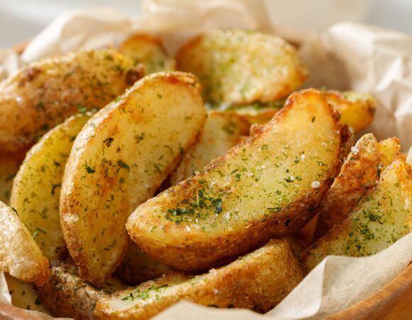 Сыпанула на картошку специй, полила маслом и закинула в духовку: готова закуска на компанию — не сравнится ни с каким фастфудом