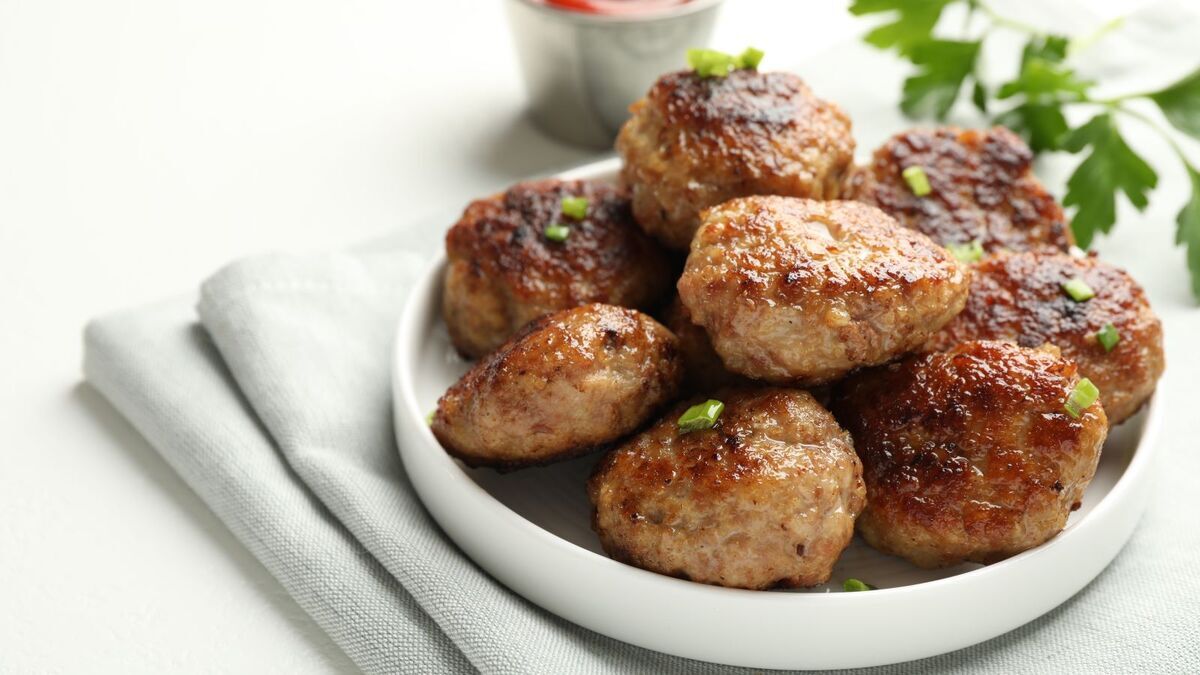 Положила манку в фарш и приготовила нежнейшие котлеты: забытый секрет из 90-х