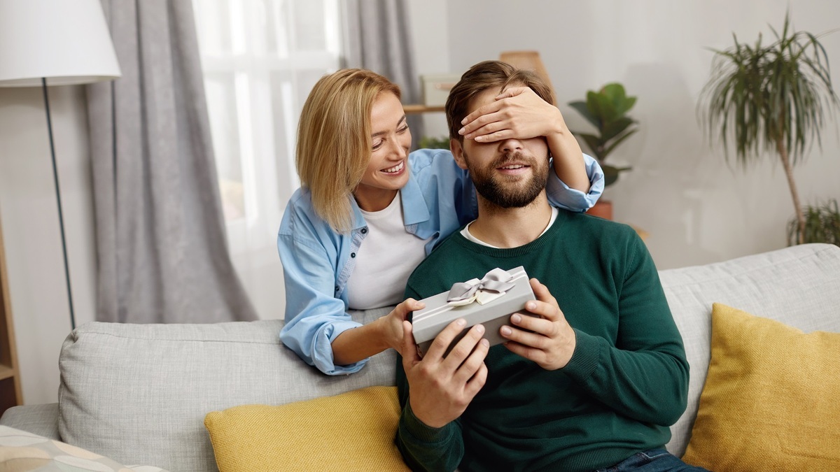 Свечи, кресло и увлажнитель воздуха: гид по мужским подаркам на 23 февраля