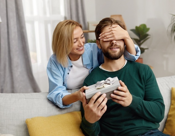 Свечи, кресло и увлажнитель воздуха: гид по мужским подаркам на 23 февраля