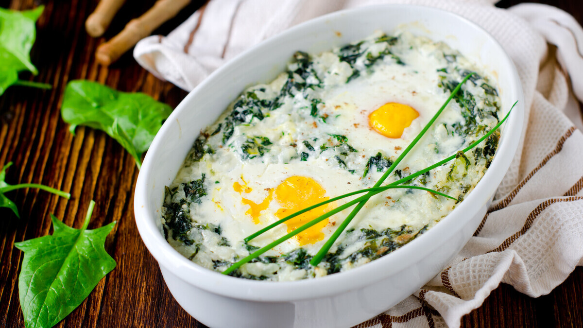 На завтрак кюкю вместо омлета — кавказскую яичницу с зеленью и сыром берегла для сюрприза на 23 февраля 