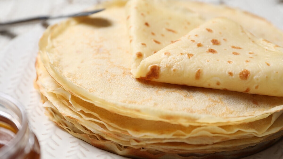 В пост пеку блины без яиц и молока — получаются тонюсенькие и сладкие, как мед 