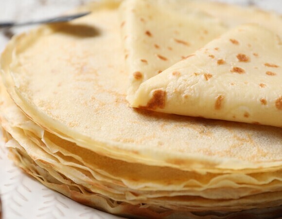 В пост пеку блины без яиц и молока — получаются тонюсенькие и сладкие, как мед 