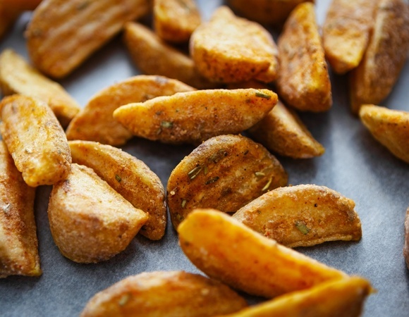 Попробовала новый способ запекания картофеля — результат удивил: больше никакой каши