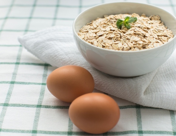 Завтрак превращается в белковую бомбу — не подаю овсянку без неожиданного ингредиента