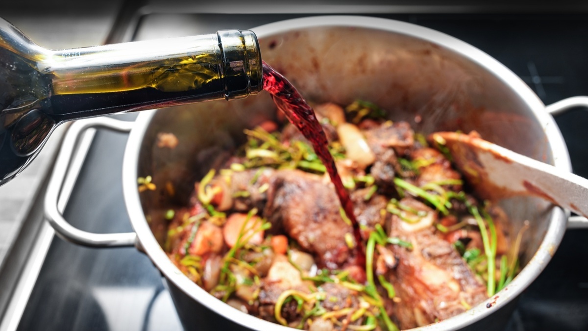 Туда красное, сюда белое: какое вино добавляют к птице и к красному мясу? Разобрался шеф-повар Прокофьев 