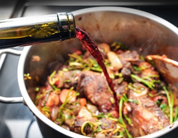 Туда красное, сюда белое: какое вино добавляют к птице и к красному мясу? Разобрался шеф-повар Прокофьев