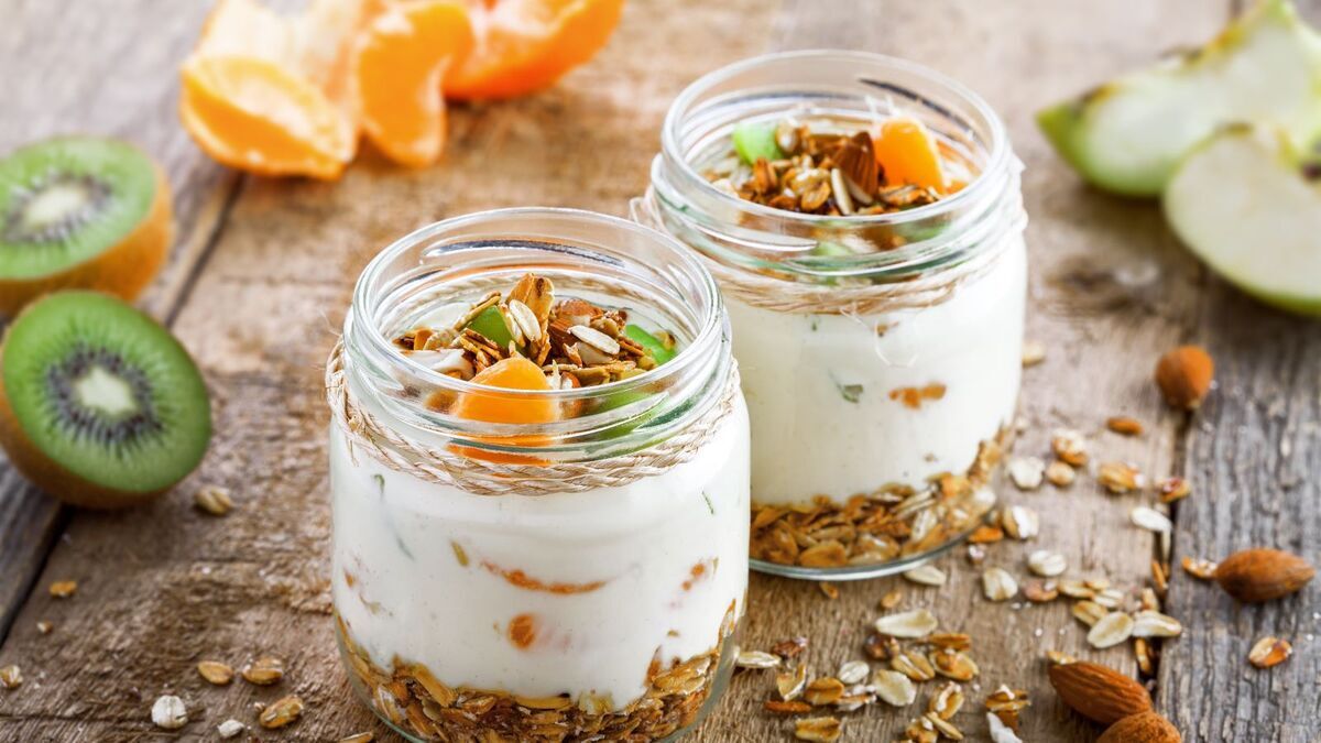 Заливаю овсянку и убираю в холодильник: диетолог Мухина подсказала "ленивый" вариант завтрака и объяснила, почему это полезно