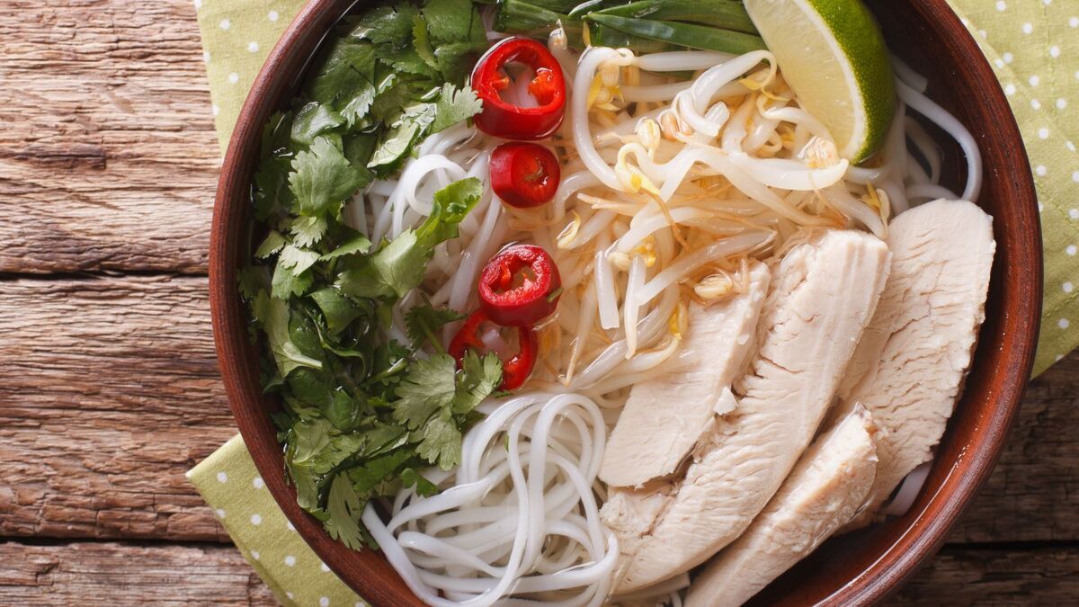 Закинула к курице специи, рисовую лапшу и наварила вкуснейший суп фо: когда захотелось вьетнамской экзотики Закинула к курице специи, рисовую лапшу и наварила вкуснейший суп фо: когда захотелось вьетнамской экзотики