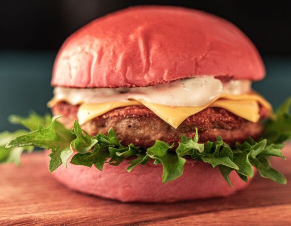 Была без ума от этого простого блюда: шеф-повар Тины Тернер раскрыл рецепт ее любимого бургера