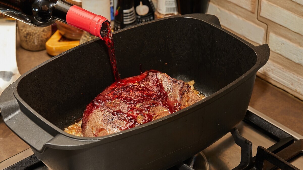 Шеф развеял популярный миф о тушении мяса в вине — так блюдо можно только испортить