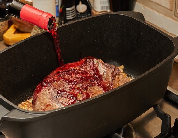 Шеф развеял популярный миф о тушении мяса в вине — так блюдо можно только испортить