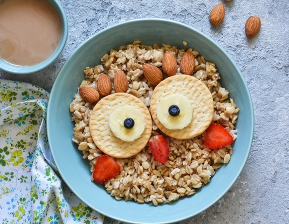 Постоянно крошу в овсянку печенье — с удовольствием ее едят даже те, кто терпеть не мог кашу