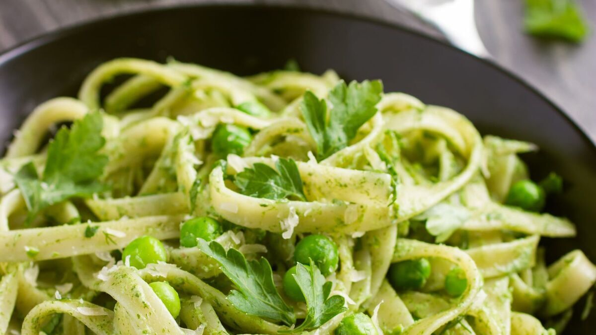 Кинула к макаронам зеленый горошек, налила сливок — роскошный обед за 30 минут: все в одной сковороде
