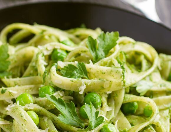 Кинула к макаронам зеленый горошек, налила сливок — роскошный обед за 30 минут: все в одной сковороде
