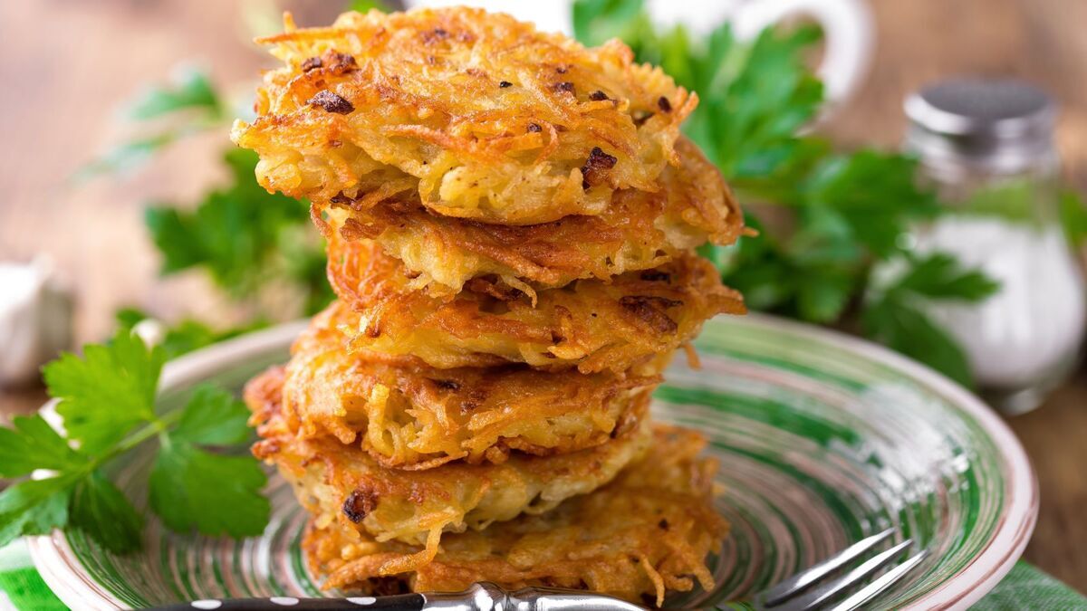 Смешала 3 ингредиента, приправила и нажарила вкуснейших постных драников: сделала закуску, пока закипал чайник