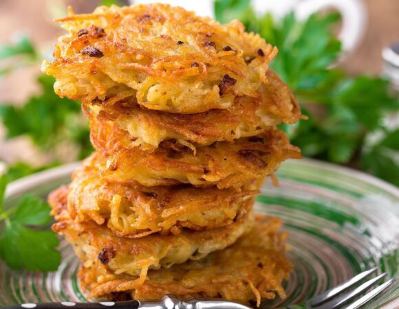 Смешала 3 ингредиента, приправила и нажарила вкуснейших постных драников: сделала закуску, пока закипал чайник