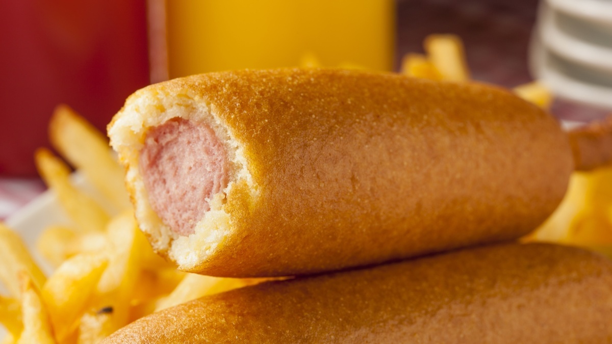 Сосиски в тесте, но не в обычном: на картошке вкуснее в разы — проверено