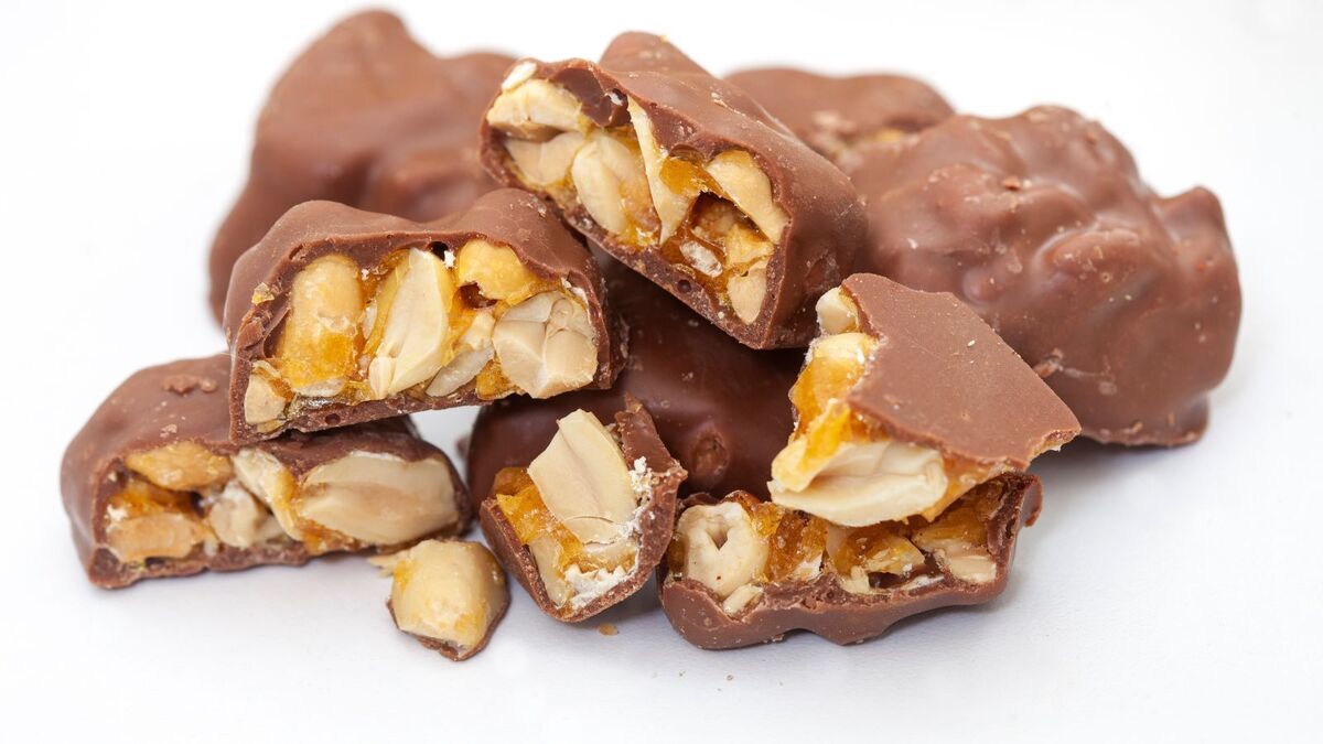 Полезная сладость всего из 2 ингредиентов: 25 февраля отмечаем День арахиса в шоколаде