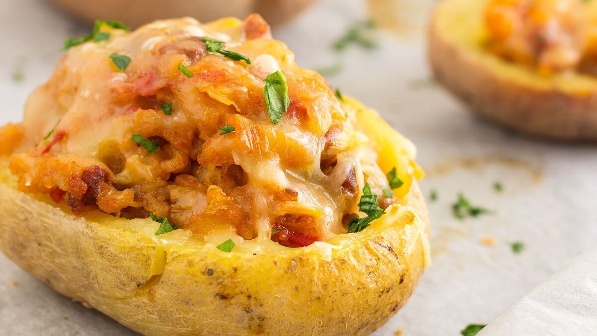 Разрезала картофелину, выложила начинку и закинула в духовку: просто и без затей сделала сытное блюдо — даже свекровь спросила рецепт Разрезала картофелину, выложила начинку и закинула в духовку: просто и без затей сделала сытное блюдо — даже свекровь спросила рецепт