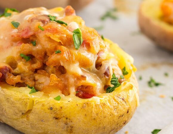 Разрезала картофелину, выложила начинку и закинула в духовку: просто и без затей сделала сытное блюдо — даже свекровь спросила рецепт