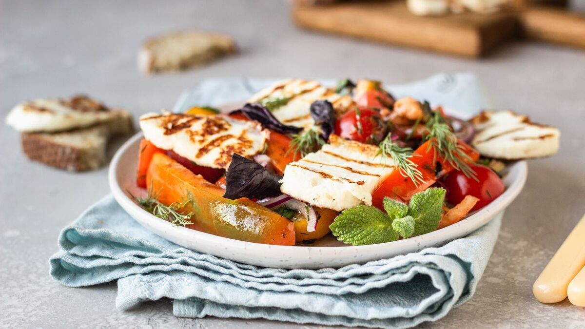 Всего 4 ингредиента и заправка: от этого теплого салата с халуми млеют все мои знакомые — готовлю на все праздники Всего 4 ингредиента и заправка: от этого теплого салата с халуми млеют все мои знакомые — готовлю на все праздники