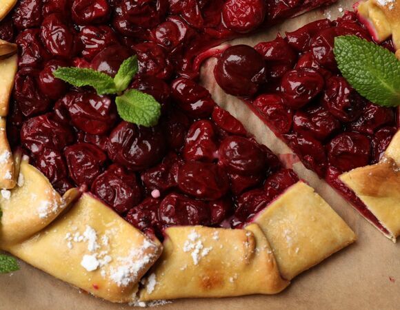 Сделала простое тесто, добавила вишневой начинки: готов обалденный и совершенно постный рецепт