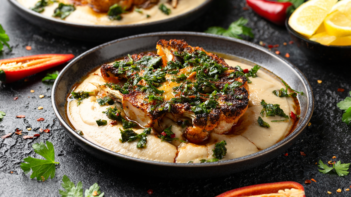 Стейк из капусты, пхали, ржаные вареники и банановый суп — постные рецепты от шеф-поваров Стейк из капусты, пхали, ржаные вареники и банановый суп — постные рецепты от шеф-поваров