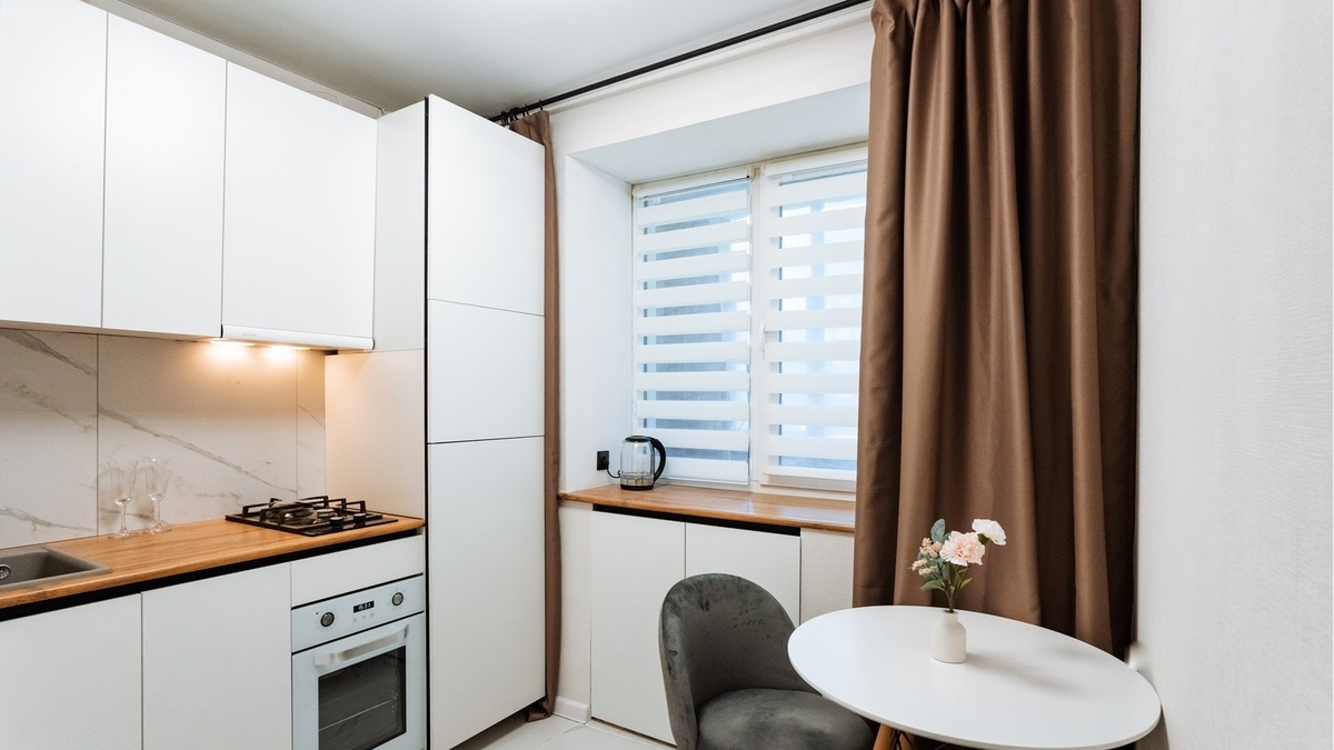 Дизайнер назвал самые практичные шторы для кухни: эти ткани прослужат дольше всего Дизайнер назвал самые практичные шторы для кухни: эти ткани прослужат дольше всего