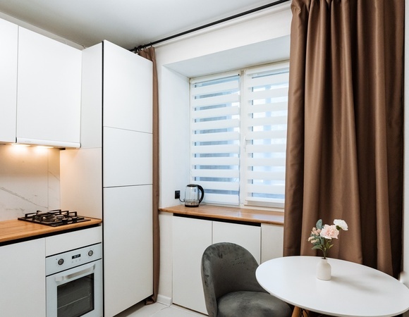 Дизайнер назвал самые практичные шторы для кухни: эти ткани прослужат дольше всего