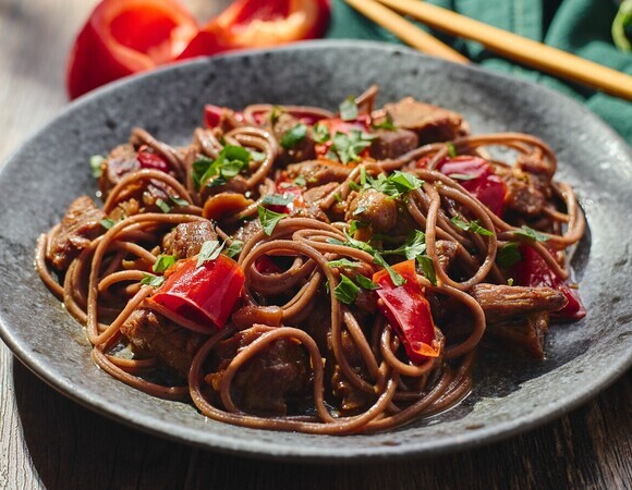 С этим блюдом и весна пришла: пряную лапшу с грибами и овощами по рецепту шефа Шолохова готова есть весь пост