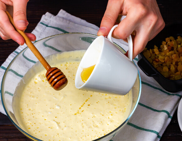 Научилась отмерять мед и сиропы без липких рук: лайфхак помог сэкономить кучу времени на уборке 