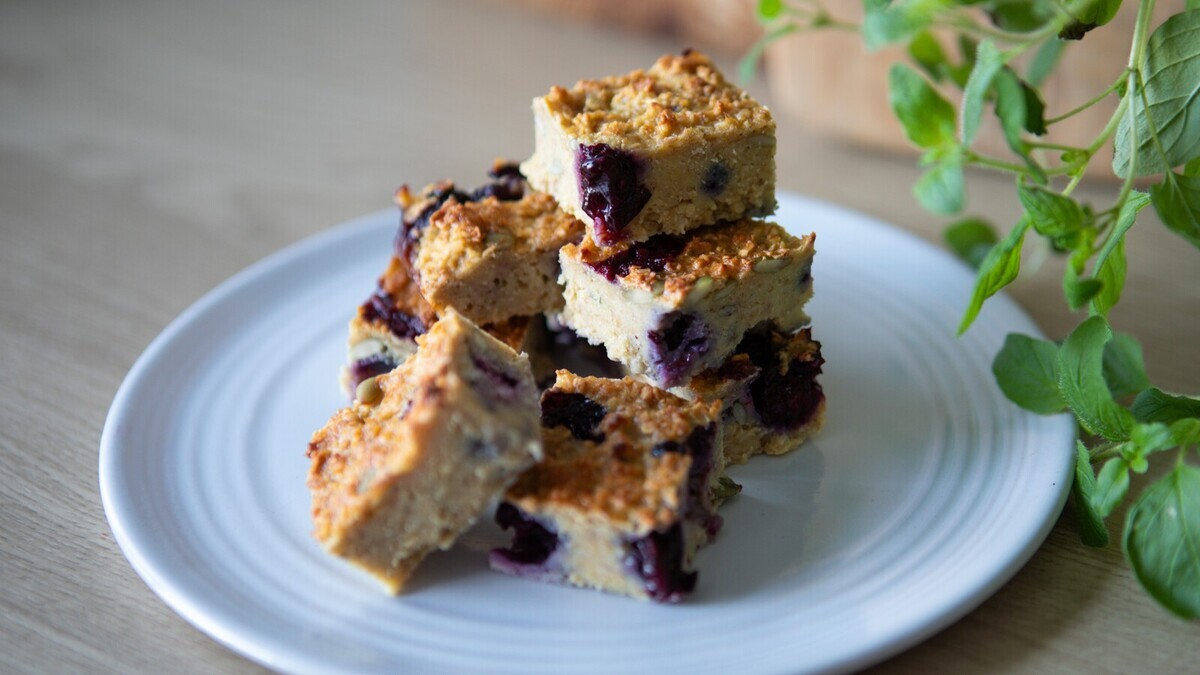 Постный овсяный пирог без муки и яиц — сочная начинка из халвы и смородины 