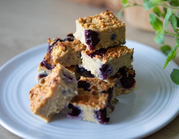 Постный овсяный пирог без муки и яиц — сочная начинка из халвы и смородины