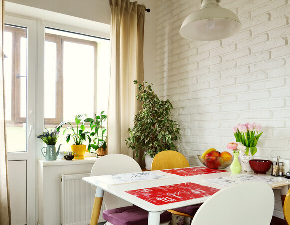 Как визуально увеличить кухню с помощью штор — 3 совета от дизайнера Радаева