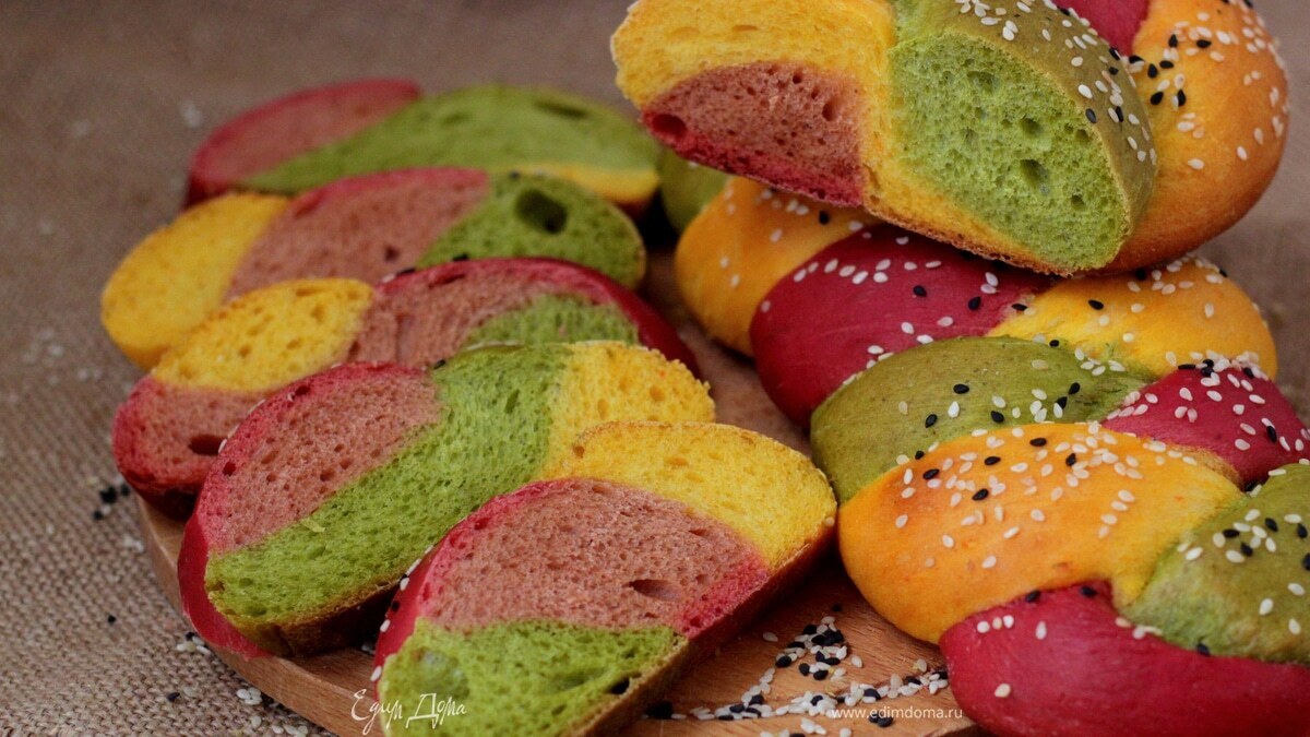 При помощи обычных овощей сделала из хлеба разноцветную косичку: дети прыгали до потолка от восторга