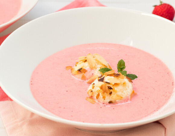 Быстренько делаю фруктовый суп с творожными шариками — находка для тех, кто не любит творог, но вынужден его есть 