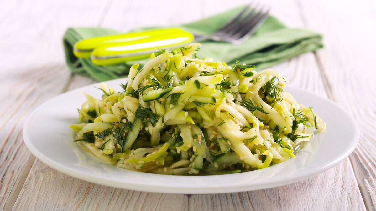 Весна пришла — за 5 минут готовлю салат "Газапхули" с яблочком, огурцом и самой сочной заправкой Весна пришла — за 5 минут готовлю салат "Газапхули" с яблочком, огурцом и самой сочной заправкой