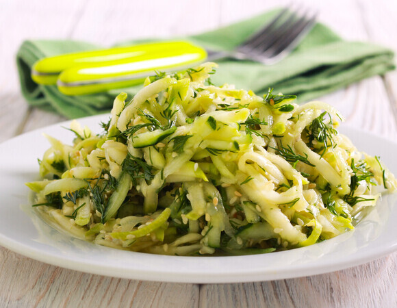 Весна пришла — за 5 минут готовлю салат "Газапхули" с яблочком, огурцом и самой сочной заправкой 