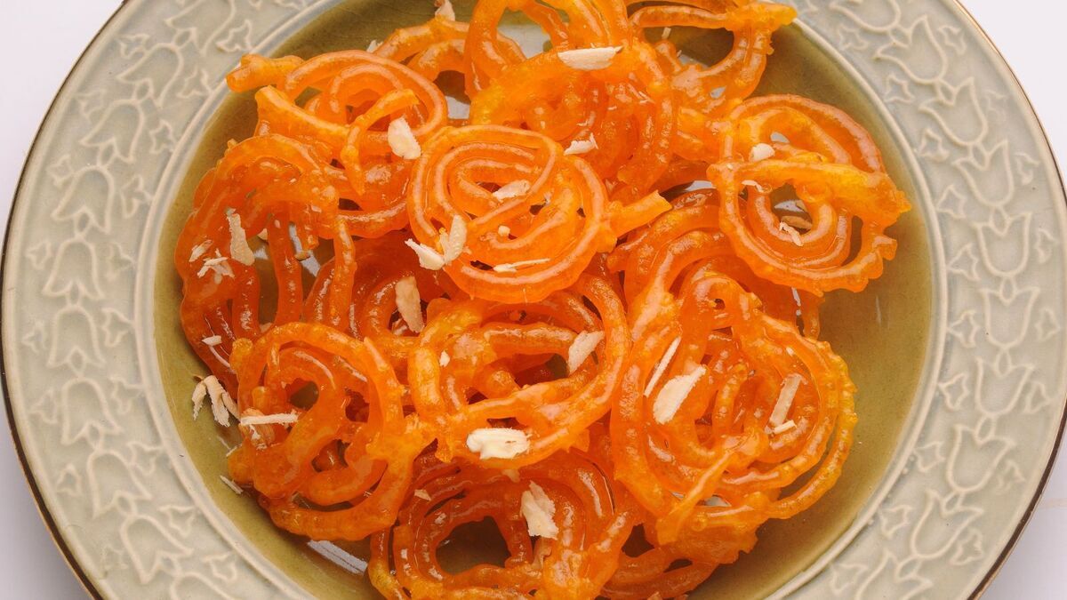 Наболтала простое тесто, сварила сироп и приготовила экзотические индийские сладости джалеби: даже в магазин бежать не пришлось