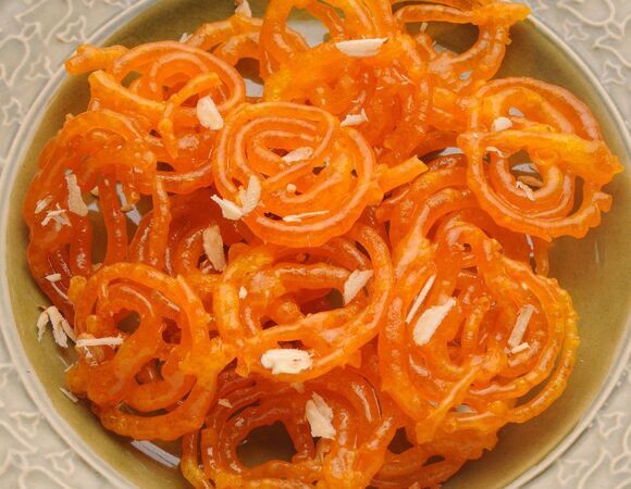 Наболтала простое тесто, сварила сироп и приготовила экзотические индийские сладости джалеби: даже в магазин бежать не пришлось