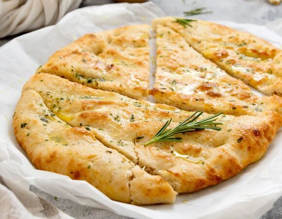 Приготовила эту фокаччу "с сюрпризом" на сковороде — съели за минуту! Рецепт для самых ленивых