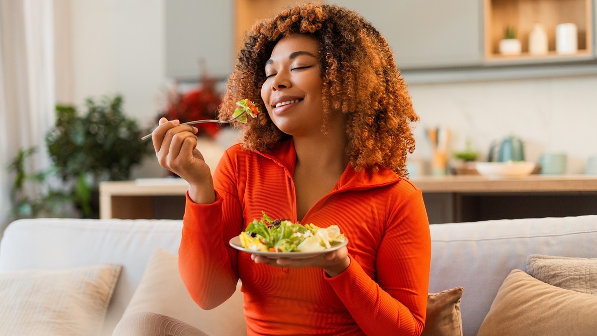 Устрицы и яйца для густоты: эксперты назвали главные продукты для роста волос