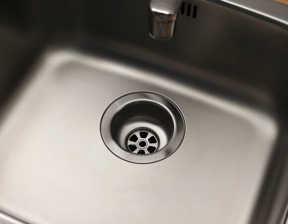 Сантехники бьют тревогу: эти 4 кухонные привычки незаметно убивают трубы